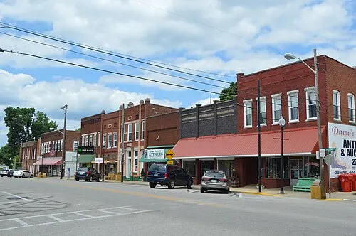 Street view of the gateway town of Cave City, Kentucky, the dining strip about ten minutes from the Mammoth Cave entrance.