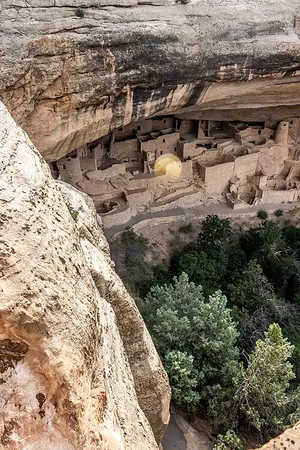 Cliff Palace, the largest cliff dwelling in North America, set in a sandstone alcove with multistory masonry rooms and round kivas.