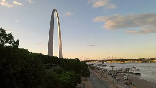 The Gateway Arch above the cobblestone levee of the St. Louis Mississippi River riverfront.