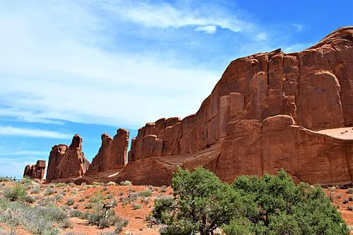 Park Avenue, a corridor of tall sandstone walls and fins that Edward Abbey nicknamed for a city street.