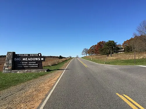A ridge view south along Skyline Drive near the high country where Skyland Resort sits (substitute image; no verified Skyland building photo on Commons).
