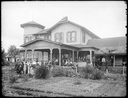 A group gathered outside the Volcano House lodge near Kīlauea in 1907.