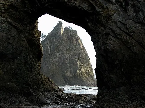 Hole-in-the-Wall sea arch and tidepools along Rialto Beach.
